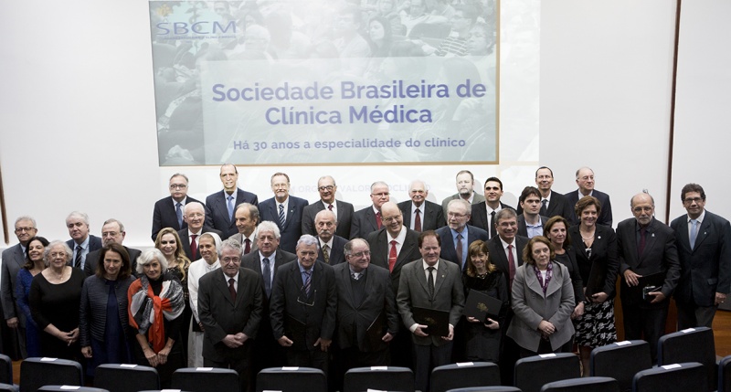 Solenidade aconteceu na APM e premiou diversos profissionais da área de clínica médica. Foto: Divulgação