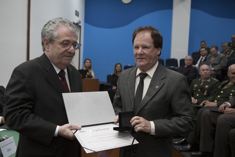 Eros Almeida, à direita na foto, recebe prêmio da SBCM. Foto: Divulgação
