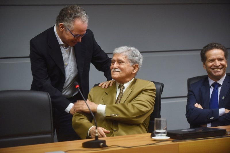 O reitor da Unicamp, Marcelo Knobel, cumprimenta o homenageado, Newton Kara José/Foto: Antonio Scarpinetti - SEC - Unicamp