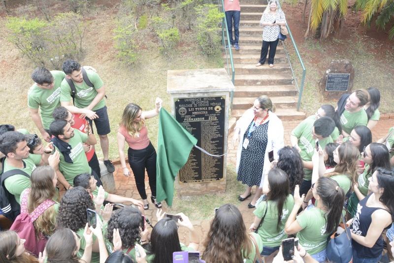 Após o descerramento do quadro de fotos, 52ª Turma de Medicina descerra placa no Jardim Memorial/Foto: Péricles Lima