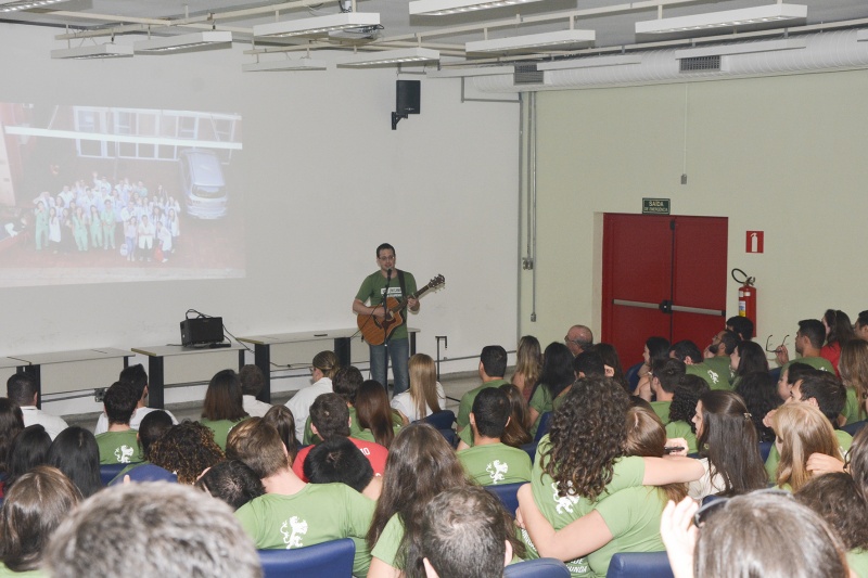 O professor Marcelo Schweller ministra a Aula da Saudade para os alunos da 52ª Turma de Medicina/Foto: Péricles Lima
