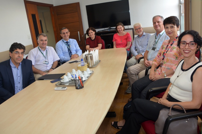 The staff of SMS GIEDDS group and Genetic Department with Olaf Hiort. Photo: Mario Moreira - FCM/Unicamp