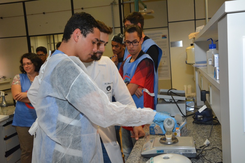 Alunos da EE Dom Barreto durante oficina no LABDII. Atenção redobrada para a realização dos experimentos/Foto: Mário Moreira