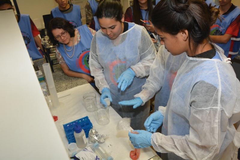 Alunos da EE Dom Barreto durante oficina no LABDII. Atenção redobrada para a realização dos experimentos/Foto: Mário Moreira