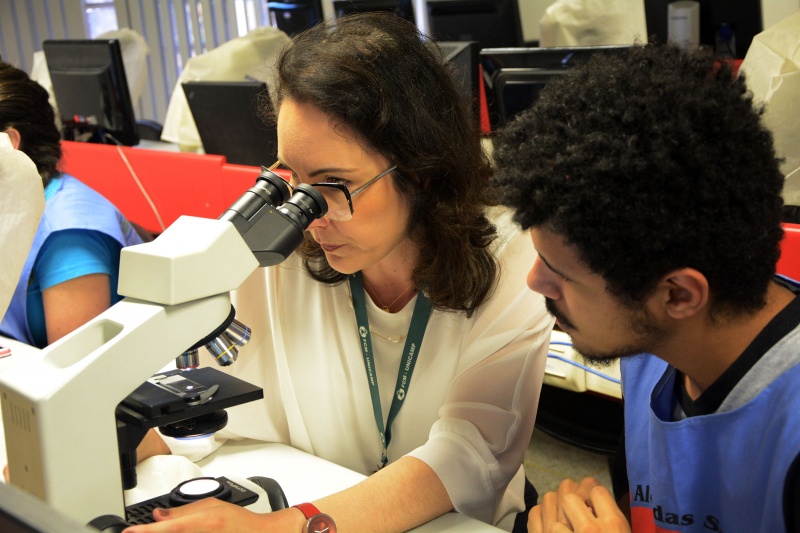 A professora Raquel Leal orienta os estudantes da EE Dom Barreto sobre como utilizar o microscópio/Foto: Mário Moreira