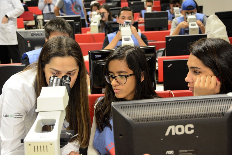 Mãos à obra. Alunos da EE Dom Barreto observam imagens no microscópio/Foto: Mário Moreira