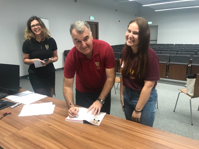 Gabi, polish student who understand Portuguese, receiving from Fraga the book about Trauma Leagues in Brazil