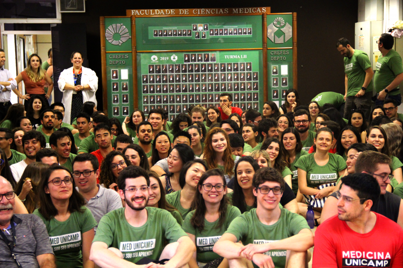 Alunos registram momento histórico em frente ao quadro de fotos/Foto: Bruno de Jorge