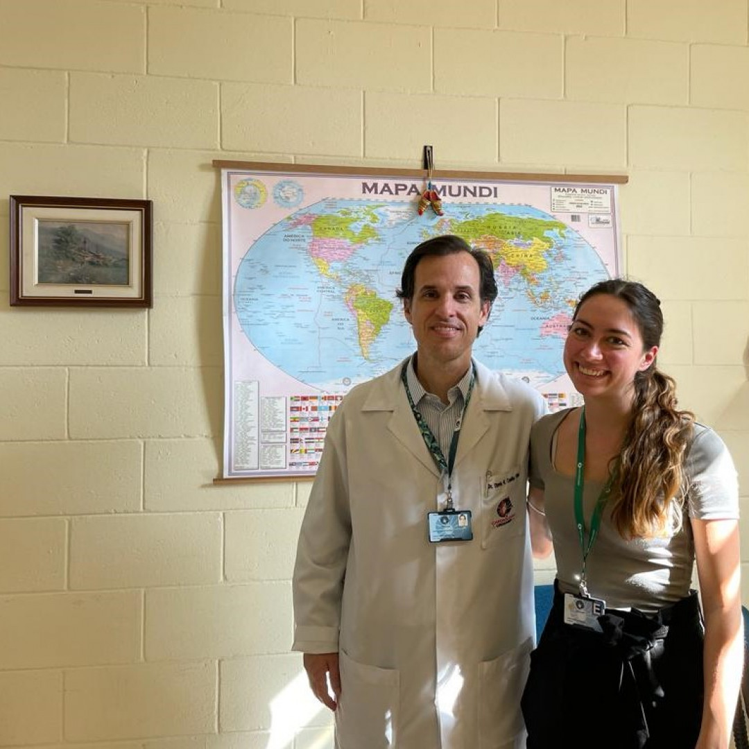 Coordinator of International Office receives Medicine internship student